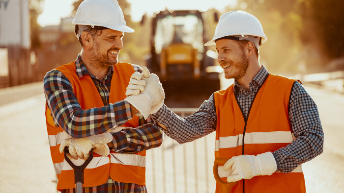 Zwei junge Arbeiter lächelnd auf der Baustelle © Photographee.eu, stock.adobe.com