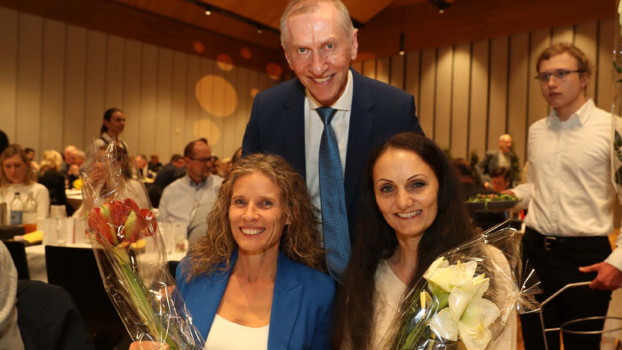 AK-Pr&auml;sident mit zwei Frauen und Blumen