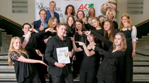 Stolz nahmen die Schülerinnen und Schüler ihre Zertifikate für die Übungsfirmen entgegen. © Graf-Putz, AK Stmk