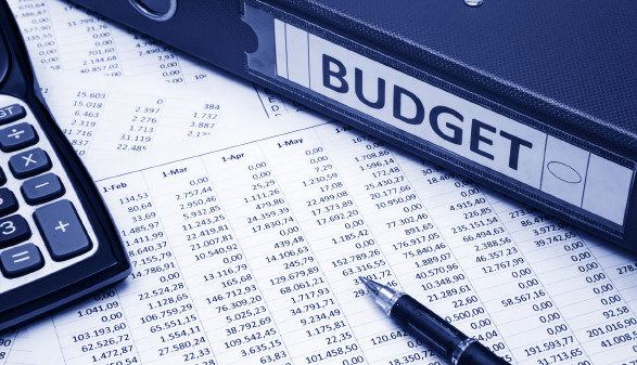 Budgetordner mit Taschenrechner und Zahlenliste