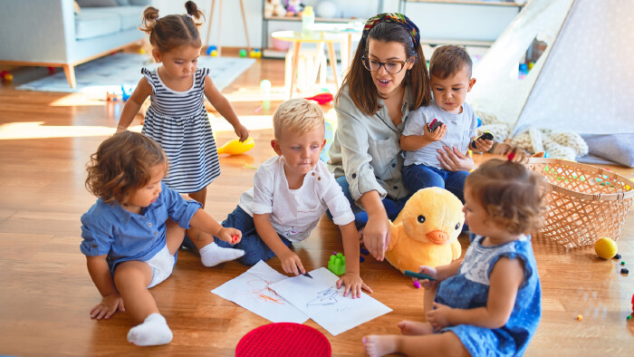 Pädagogin mit Kindern