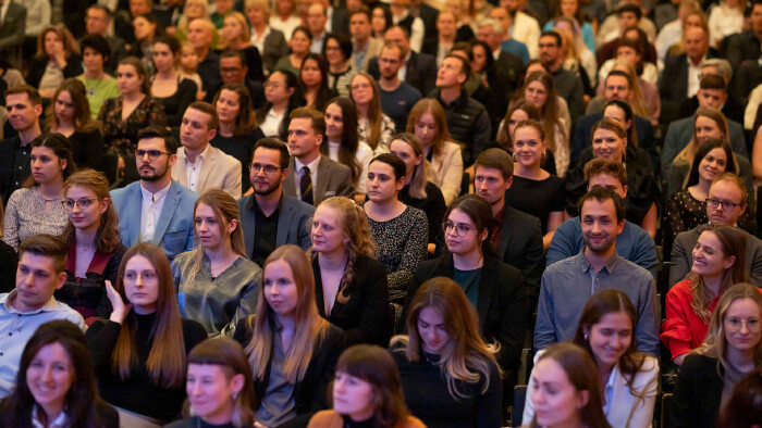 Volles Haus im Kammersaal bei der Verleihung wissenschaftlicher Förderungen.