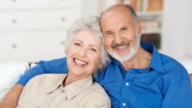 Gl&uuml;ckliches Pensionisten-Ehepaar