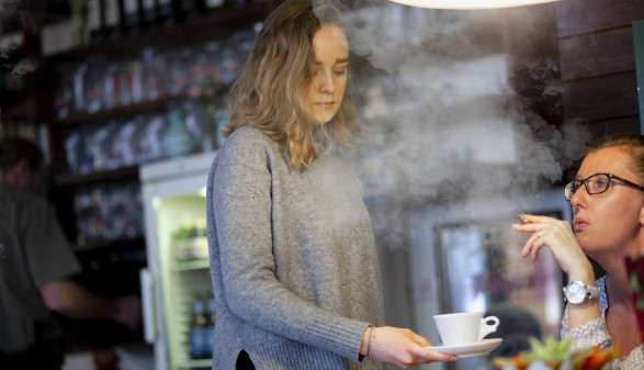 Kaufen dürfen Jugendliche unter 18 keine Zigaretten, aber als Lehrling eingequalmt werden schon. © Graf-Putz, AK Stmk Kaufen dürfen Jugendliche unter 18 keine Zigaretten, aber als Lehrling eingequalmt werden schon. © Graf-Putz, AK Stmk