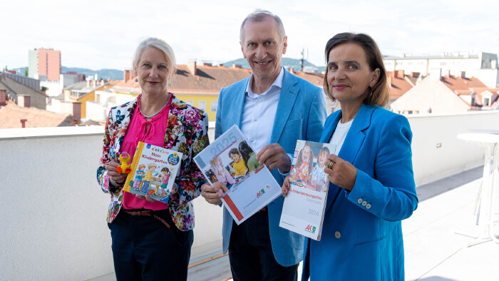 Cordula Schlamadinger (Kinderdrehscheibe), AK-Präsident Josef Pesserl und AK-Frauenreferatsleiterin Bernadette Pöcheim (v. l.) präsentierten den 12. AK-Kinderbetreuungsatlas.