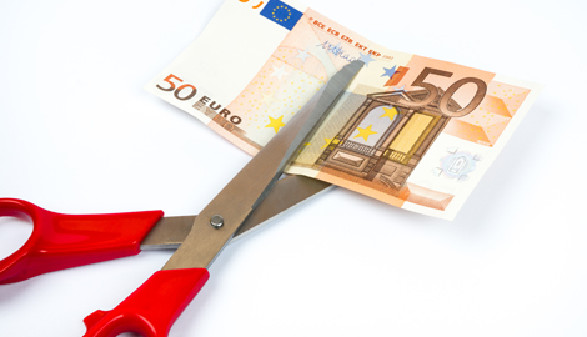 Ein 50-Euro-Schein wird mit der Schere durchgeschnitten © alexandro900, fotolia
