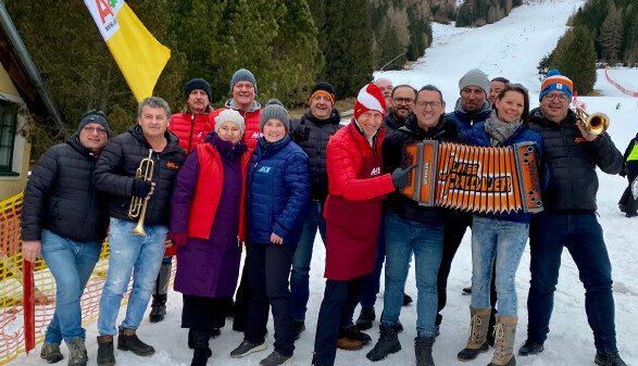 Das AK-Team um AK-Präsident Josef Pesserl (5. von links vorne) und die Jungen Paldauer beim Skitag in Hohentauern.