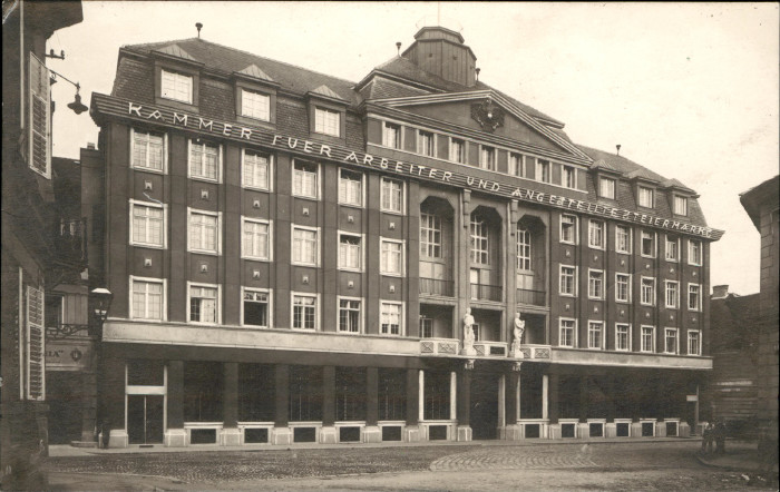 Ansicht des AK-Gebäudes aus dem Jahr 1927. Im Zweiten Weltkrieg wurde das Haus schwer beschädigt. Später wurde es wieder auf- und umgebaut.