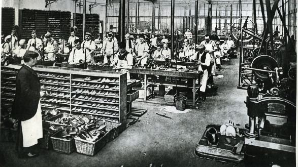 Arbeiter in einer Schuhfabrik im Jahr 1900. Ein tägliches Arbeitspensum von bis zu elf Stunden war damals nicht unüblich. © OEGB Bildarchiv, AK Stmk