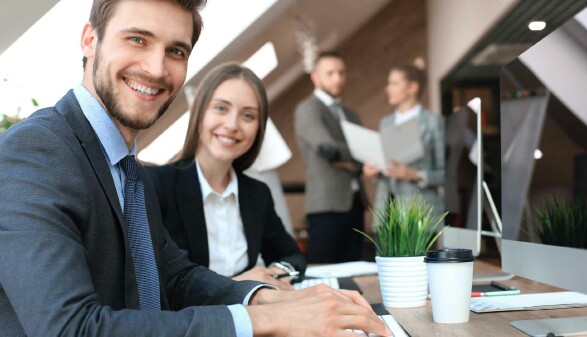 Junger Mann und junge Frau im Büro