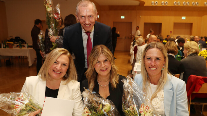 AK-Präsident Josef Pesserl bedankte sich persönlich bei den geehrten AK-Mitgliedern