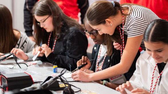 Beim Girls' Day konnten die Mädchen den professionellen Umgang mit Technik ausprobieren.