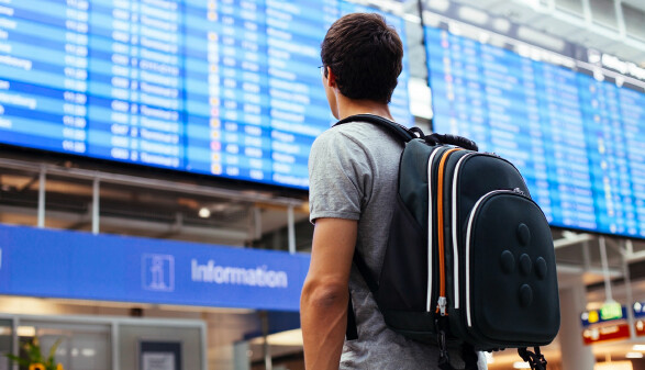 Mann am Flughafen