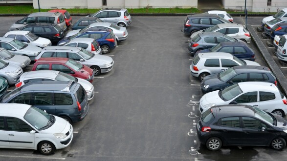 Kfz-Parkplatz in einem Innenhof