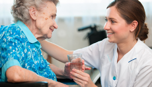 Pflegerin kümmert sich liebevoll um eine ältere Dame. © Alexander Raths, Fotolia.com