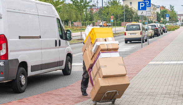 Rund um den Black Friday steigt das Bestellvolu men, aber auch der Arbeitsdruck f&uuml;r Zustellende.