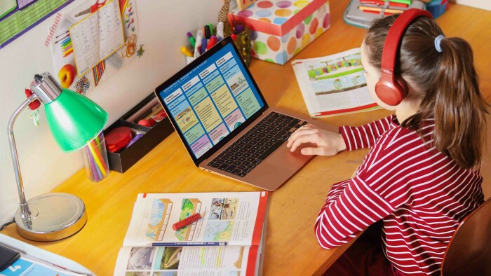 Kind beim Lernen vor Laptop