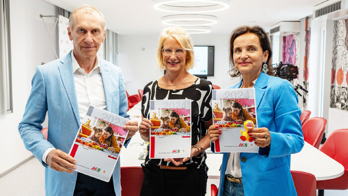 AK-Präsident Josef Pesserl, Cordula Schlamadinger (Kinderdrehscheibe) und AK-Frauenreferatsleiterin Bernadette Pöcheim (v. l.) präsentierten den 11. AK-Kinderbetreuungsatlas.