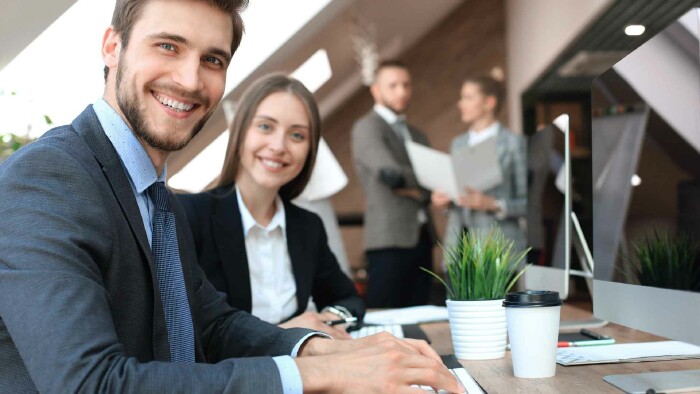 Junger Mann und junge Frau im Büro