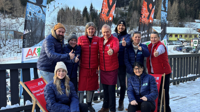 AK-Präsident Josef Pesserl (5.v. l.) und AK-Vizepräsident Franz Endthaller (4. v. l.) mit dem AK-Team beim Skitag am Salzstiegl.