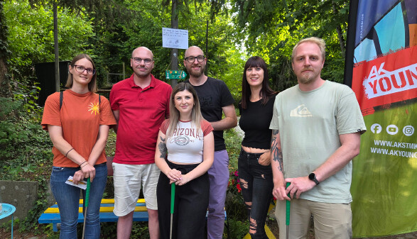 Sechs Personen auf der Minigolf-Anlage in Graz