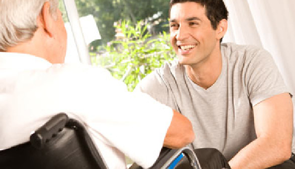 Mann im Rollstuhl spricht mit Berater © iceteastock, Fotolia.com