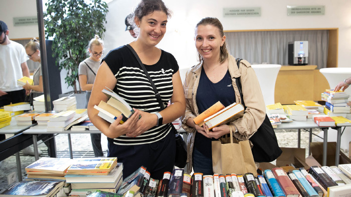 Beim AK-Bücherflohmarkt konnten Interessierte Bücher, DVDs und Zeitschriften günstig kaufen. © Buchsteiner, AK Stmk