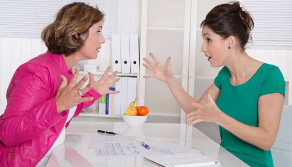 Zwei Frauen streiten sich am Arbeitsplatz © Jeanette Dietl, stock.adobe.com