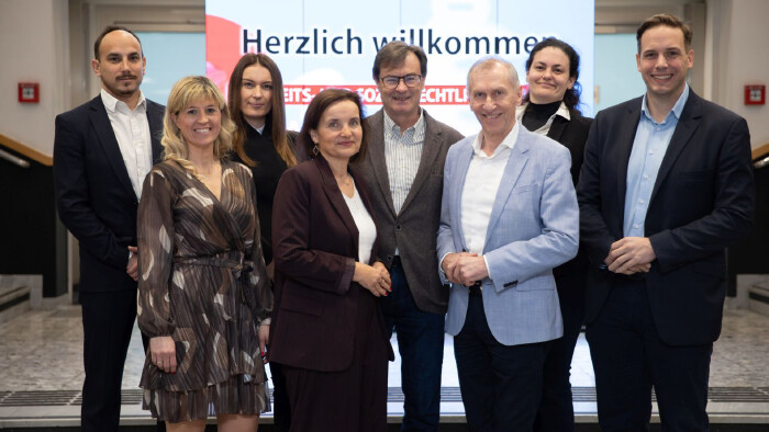 Dialog-Team: Die AK-Expert:innen mit AK-Pr&auml;sident Josef Pesserl (Dritter von Rechts).