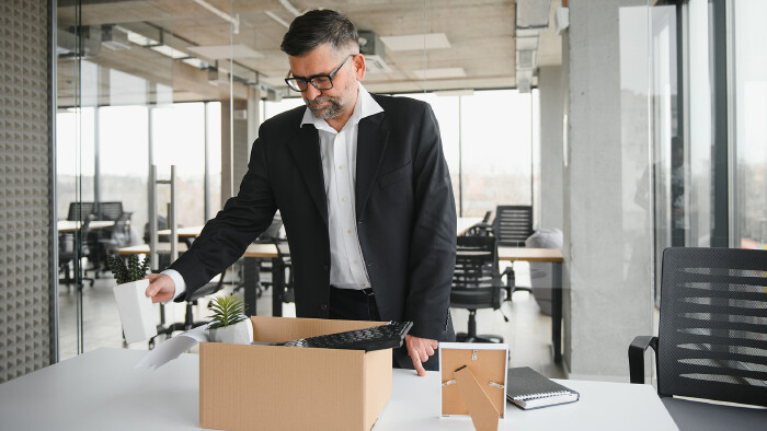 B&uuml;roangestellter r&auml;umt seinen Schreibtisch.