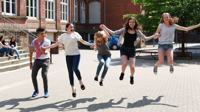 Jugendliche springen vor Freude in die Luft © Christian Schwier - stock.adobe.com, AK Stmk