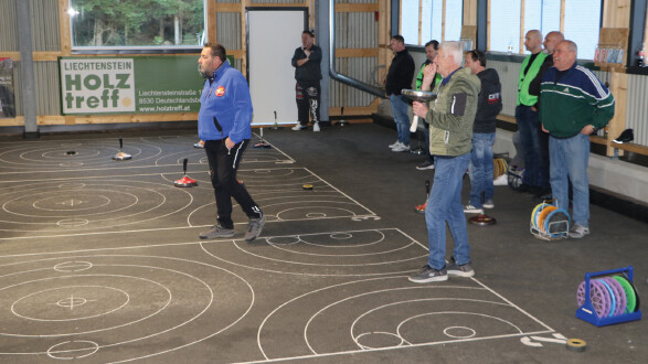 Beim Stocksport-Turnier traten mehr als 40 Teilnehmer:innen in neun Teams an