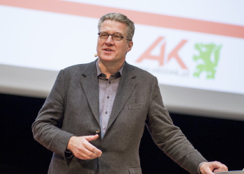 Philipp Blom hielt einen Vortrag darüber, was seiner Meinung nach gerade alles auf dem Spiel steht. © AK Stmk