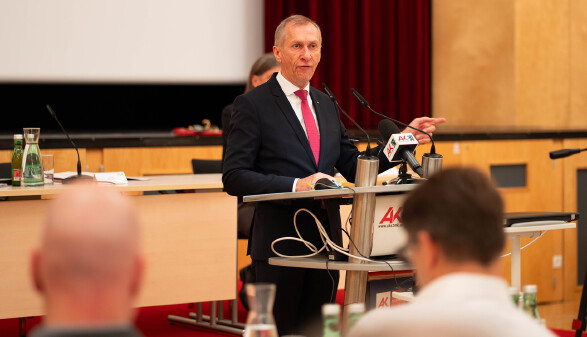 AK-Präsident Josef Pesserl sprach sich für umfassende Investitionen durch die öffentliche Hand aus.