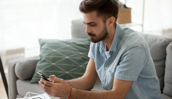 Bei WhatsApp-Nachrichten mit scheinbar lukrativen Jobangeboten ist Vorsicht geboten.