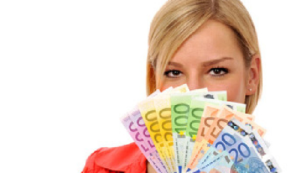 Junge Frau hält Geldscheine in der Hand © BildPix.de, fotolia
