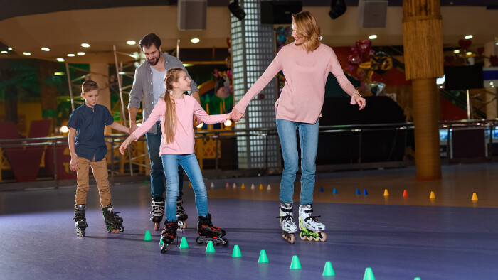 Familie mit Rollschuhen