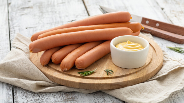 Frankfurter mit Senf auf Holztablett