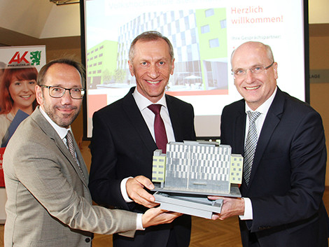 AK-Präsident Josef Pesserl, VHS-Geschäftsführer Mag. Dr. Martin Bauer (l.) und AK-Direktor Dr. Wolfgang Bartosch (r.) mit einem 3 D-Modell des VHS-Neubaus.