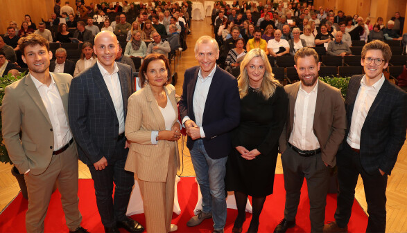 Dialog-Team: Die AK-Expert:innen mit AK-Präsident Josef Pesserl (Mitte).