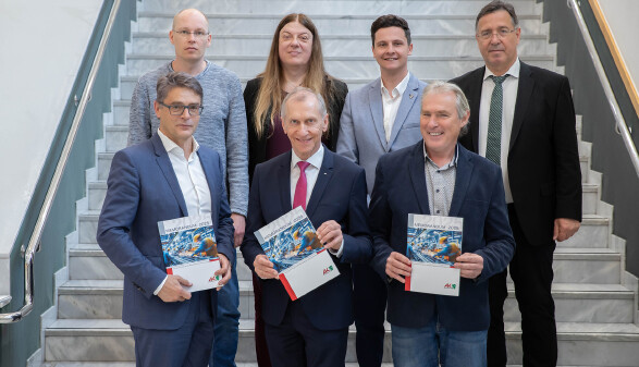 Das Memorandum wird von allen Fraktionen mitgetragen. 1. Reihe von links: Alexander Lechner (FSG), AK-Präsident Josef Pesserl und Matthäus Raunnigger (FA/FPÖ). 2. Reihe von links: Mag. Georg Erkinger (GLB-KPÖ), DI Sandra Hofmann (AUGE/UG), Lukas Tödling (ÖAAB-FCG), AK-Direktor Dr. Johann Scheuch