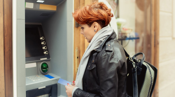 Bei gekennzeichneten Bankomaten darf eine Gebühr fürs Geldabheben berechnet werden. © guruXOX, Adobe Stock