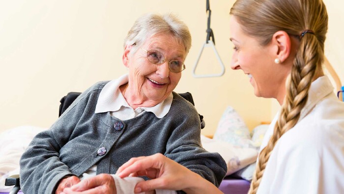 Pflegerin kümmert sich um Seniorin im Altenheim © Kzenon, stock.adobe.com Pflegerin kümmert sich um Seniorin im Altenheim