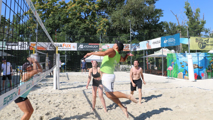 17 Teams spielten am Mur Beach um den Titel bei der Beachvolleyballbetriebsmeisterschaft.