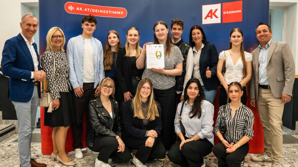 Feierliche Übergabe der Übungsfirmenzertifikate und Auslosung der Gewinner beim HAK-Wettbewerb.