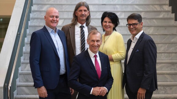 Das neu gewählte AK-Präsidium mit Gernot Acko, Franz Endthaller, Sylvia Ippavitz und Alexander Lechner (v.l.) mit AK-Präsident Josef Pesserl in der Mitte.