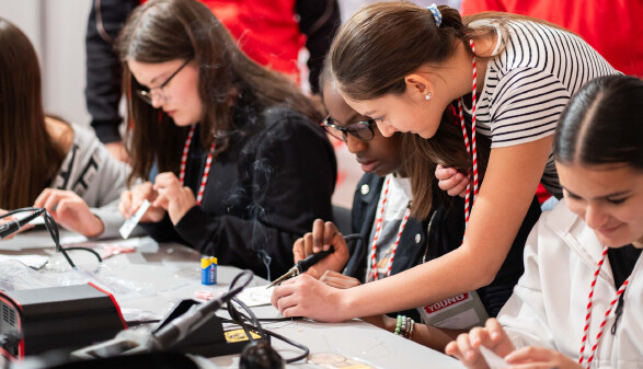 Beim Girls' Day konnten die Mädchen den professionellen Umgang mit Technik ausprobieren.