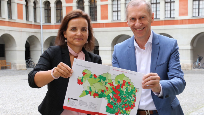 Bernadette Pöcheim aus der AK-Abteilung Frauen und Gleichstellung und AK-Präsident Josef Pesserl präsentierten den AK-Bildungsatlas. © -, AK Stmk Bernadette Pöcheim aus der AK-Abteilung Frauen und Gleichstellung und AK-Präsident Josef Pesserl präsentierten den AK-Bildungsatlas. © -, AK Stmk