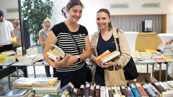 Beim AK-Bücherflohmarkt konnten Interessierte Bücher, DVDs und Zeitschriften günstig kaufen. © Buchsteiner, AK Stmk