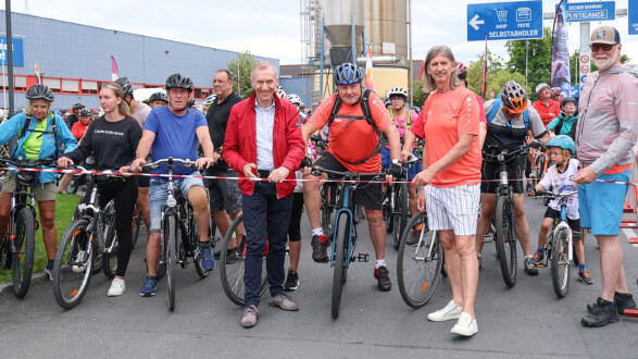 Start des 24. Familienradwandertags von Graz nach Leibnitz. Mit dabei: AK-Pr&auml;sident Josef Pesserl, AK-Vizepr&auml;sident Franz Endthaller und AK-Vizepr&auml;sident Gernot Acko.